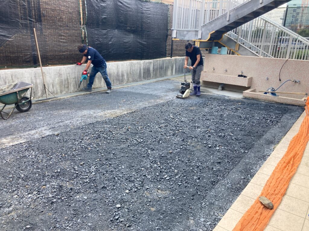 ゴムチップ施工中。砕石