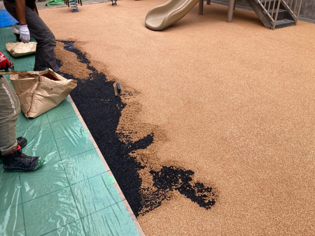 ゴムチップ施工中。カラーチップ