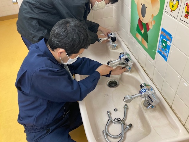 自動水栓化施工の様子